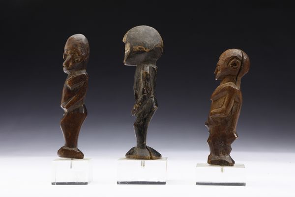 Lobi - Burkina Faso/Costa d'Avorio : Lotto composto da tre piccole sculture antropomorfe del Burkina Faso: due Lobi Bateba e una Senufo con acconciatura a punta. Legno duro con diverse patine.  - Asta Asta 422 | AFRICA, OCEANIA E AMERICHE - ARTIGIANATO AFRICANO: VARI COMMITTENTI E SELEZIONE DALLA COLLEZIONE BARTOLOMUCCI Online - Associazione Nazionale - Case d'Asta italiane
