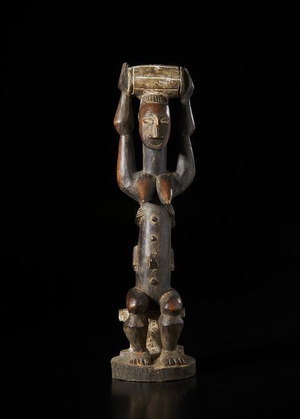 Atti� - Costa d'Avorio : Scultura antropomorfa di figura femminile seduta con bambino sulla schiena.Legno a patina scura, caolino e pigmenti.  - Asta Asta 422 | AFRICA, OCEANIA E AMERICHE - ARTIGIANATO AFRICANO: VARI COMMITTENTI E SELEZIONE DALLA COLLEZIONE BARTOLOMUCCI Online - Associazione Nazionale - Case d'Asta italiane