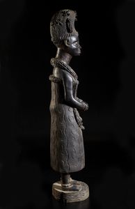 Artigianato africano : Grande scultura antropomorfa femminile rappresentante una regina africana di ottima qualit� d'intaglio e dovizia di particolari.Legno duro.  - Asta Asta 422 | AFRICA, OCEANIA E AMERICHE - ARTIGIANATO AFRICANO: VARI COMMITTENTI E SELEZIONE DALLA COLLEZIONE BARTOLOMUCCI Online - Associazione Nazionale - Case d'Asta italiane