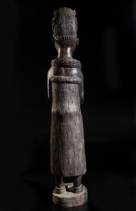 Artigianato africano : Grande scultura antropomorfa femminile rappresentante una regina africana di ottima qualit� d'intaglio e dovizia di particolari.Legno duro.  - Asta Asta 422 | AFRICA, OCEANIA E AMERICHE - ARTIGIANATO AFRICANO: VARI COMMITTENTI E SELEZIONE DALLA COLLEZIONE BARTOLOMUCCI Online - Associazione Nazionale - Case d'Asta italiane