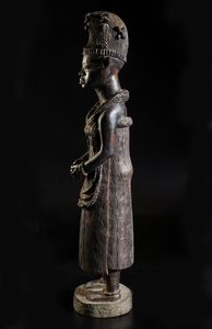 Artigianato africano : Grande scultura antropomorfa femminile rappresentante una regina africana di ottima qualit� d'intaglio e dovizia di particolari.Legno duro.  - Asta Asta 422 | AFRICA, OCEANIA E AMERICHE - ARTIGIANATO AFRICANO: VARI COMMITTENTI E SELEZIONE DALLA COLLEZIONE BARTOLOMUCCI Online - Associazione Nazionale - Case d'Asta italiane