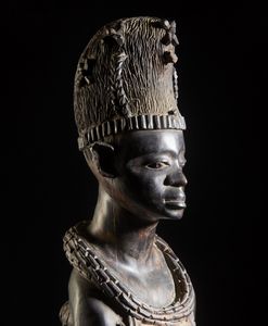 Artigianato africano : Grande scultura antropomorfa femminile rappresentante una regina africana di ottima qualit� d'intaglio e dovizia di particolari.Legno duro.  - Asta Asta 422 | AFRICA, OCEANIA E AMERICHE - ARTIGIANATO AFRICANO: VARI COMMITTENTI E SELEZIONE DALLA COLLEZIONE BARTOLOMUCCI Online - Associazione Nazionale - Case d'Asta italiane