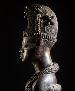 Artigianato africano : Grande scultura antropomorfa femminile rappresentante una regina africana di ottima qualit� d'intaglio e dovizia di particolari.Legno duro.  - Asta Asta 422 | AFRICA, OCEANIA E AMERICHE - ARTIGIANATO AFRICANO: VARI COMMITTENTI E SELEZIONE DALLA COLLEZIONE BARTOLOMUCCI Online - Associazione Nazionale - Case d'Asta italiane