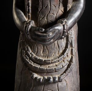 Artigianato africano : Grande scultura antropomorfa femminile rappresentante una regina africana di ottima qualit� d'intaglio e dovizia di particolari.Legno duro.  - Asta Asta 422 | AFRICA, OCEANIA E AMERICHE - ARTIGIANATO AFRICANO: VARI COMMITTENTI E SELEZIONE DALLA COLLEZIONE BARTOLOMUCCI Online - Associazione Nazionale - Case d'Asta italiane