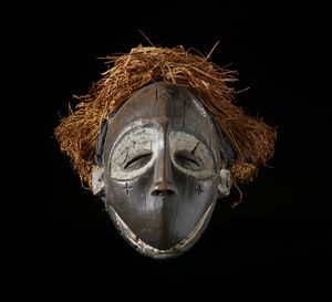 Pende - Repubblica Democratica del Congo - Maschera zoomorfa in forma di scimmia. Legno a patina scura, caolino pigmenti e rafia.