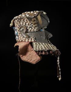 Kuba - Repubblica democratica del Congo : Maschera a elmo Bwoom. Legno duro, fibre vegetali,  metallo, perline, conchiglie e semi.  - Asta Asta 422 | AFRICA, OCEANIA E AMERICHE - ARTIGIANATO AFRICANO: VARI COMMITTENTI E SELEZIONE DALLA COLLEZIONE BARTOLOMUCCI Online - Associazione Nazionale - Case d'Asta italiane