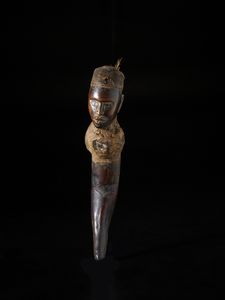 Kongo - Repubblica Democratica del Congo : Feticcio Nkisi  con testa antropomorfa. Legno, corno piume, tessuti, semi, vetro e impasto di terra e resine.  - Asta Asta 422 | AFRICA, OCEANIA E AMERICHE - ARTIGIANATO AFRICANO: VARI COMMITTENTI E SELEZIONE DALLA COLLEZIONE BARTOLOMUCCI Online - Associazione Nazionale - Case d'Asta italiane