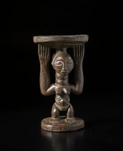 Hemba - Repubblica Democratica del Congo - Seggio con cariatide antropomorfa. Legno con patina scura.
