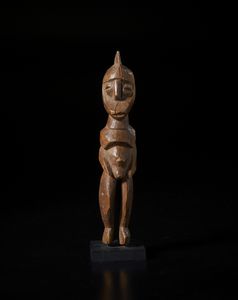 Igbo - Nigeria : Scultura antropomorfa. Legno a patina chiara.  - Asta Asta 422 | AFRICA, OCEANIA E AMERICHE - ARTIGIANATO AFRICANO: VARI COMMITTENTI E SELEZIONE DALLA COLLEZIONE BARTOLOMUCCI Online - Associazione Nazionale - Case d'Asta italiane