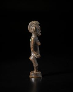 Senufo - Costa d'Avorio/Mali : Scultura antropomorfa.Legno duro a patina bruna.  - Asta Asta 422 | AFRICA, OCEANIA E AMERICHE - ARTIGIANATO AFRICANO: VARI COMMITTENTI E SELEZIONE DALLA COLLEZIONE BARTOLOMUCCI Online - Associazione Nazionale - Case d'Asta italiane