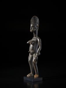 Senufo - Costa d'Avorio/Mali : Scultura antropomorfa. Legno duro a patina scura.  - Asta Asta 422 | AFRICA, OCEANIA E AMERICHE - ARTIGIANATO AFRICANO: VARI COMMITTENTI E SELEZIONE DALLA COLLEZIONE BARTOLOMUCCI Online - Associazione Nazionale - Case d'Asta italiane