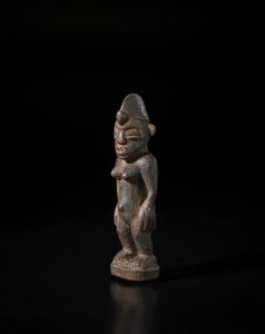 Senufo - Costa d'Avorio/Mali : Scultura antropomorfa. Legno duro a patina scura e crostosa.  - Asta Asta 422 | AFRICA, OCEANIA E AMERICHE - ARTIGIANATO AFRICANO: VARI COMMITTENTI E SELEZIONE DALLA COLLEZIONE BARTOLOMUCCI Online - Associazione Nazionale - Case d'Asta italiane