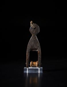 Dogon - Mali : Puleggia da telaio per tessitore. Legno duro a patina scura, ferro e fibre.  - Asta Asta 422 | AFRICA, OCEANIA E AMERICHE - ARTIGIANATO AFRICANO: VARI COMMITTENTI E SELEZIONE DALLA COLLEZIONE BARTOLOMUCCI Online - Associazione Nazionale - Case d'Asta italiane
