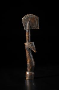 Mossi - Burkina Faso : Bambola di fertilit� Biga a figura femminile stilizzata. Legno duro a patina bruna.  - Asta Asta 422 | AFRICA, OCEANIA E AMERICHE - ARTIGIANATO AFRICANO: VARI COMMITTENTI E SELEZIONE DALLA COLLEZIONE BARTOLOMUCCI Online - Associazione Nazionale - Case d'Asta italiane