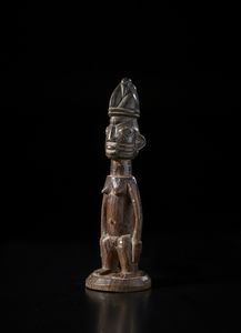 Yoruba -Nigeria - Scultura antropomorfa di gemello singolo ibeji. Legno duro a patina scura.