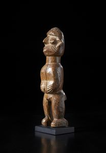 Fon - Nigeria/Benin : Scultura antropomorfa femminile. Legno duro a patina marrone.  - Asta Asta 422 | AFRICA, OCEANIA E AMERICHE - ARTIGIANATO AFRICANO: VARI COMMITTENTI E SELEZIONE DALLA COLLEZIONE BARTOLOMUCCI Online - Associazione Nazionale - Case d'Asta italiane