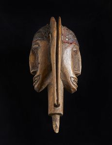 Marka, Mali : Testa di marionetta antropomorfa gianeiforme. Legno a patina chiara, tessuto e metallo.  - Asta Asta 422 | AFRICA, OCEANIA E AMERICHE - ARTIGIANATO AFRICANO: VARI COMMITTENTI E SELEZIONE DALLA COLLEZIONE BARTOLOMUCCI Online - Associazione Nazionale - Case d'Asta italiane
