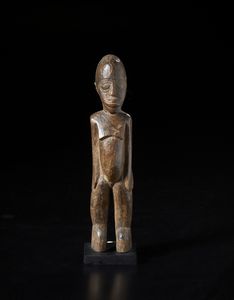 Lobi - Burkina Faso : Scultura antropomorfa Bateba.Legno duro a patina marrone.  - Asta Asta 422 | AFRICA, OCEANIA E AMERICHE - ARTIGIANATO AFRICANO: VARI COMMITTENTI E SELEZIONE DALLA COLLEZIONE BARTOLOMUCCI Online - Associazione Nazionale - Case d'Asta italiane