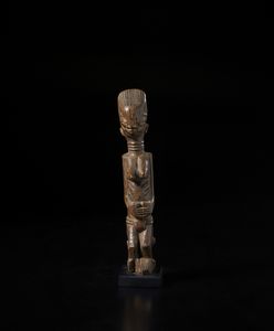 Fanti - Ghana - Scultura antropomorfa seduta su seggio Fanti.Legno duro a patina marrone.