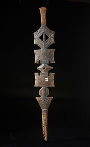 Tuareg - Sahara : Palo Insegna scolpito ed inciso a motivi geometrici. Legno duro a patina naturale.  - Asta Asta 422 | AFRICA, OCEANIA E AMERICHE - ARTIGIANATO AFRICANO: VARI COMMITTENTI E SELEZIONE DALLA COLLEZIONE BARTOLOMUCCI Online - Associazione Nazionale - Case d'Asta italiane