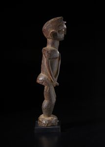 Lobi - Burkina Faso/Costa d'Avorio : Scultura antropomorfa Bateba con mani congiunte.Legno duro a patina rossastra.  - Asta Asta 422 | AFRICA, OCEANIA E AMERICHE - ARTIGIANATO AFRICANO: VARI COMMITTENTI E SELEZIONE DALLA COLLEZIONE BARTOLOMUCCI Online - Associazione Nazionale - Case d'Asta italiane