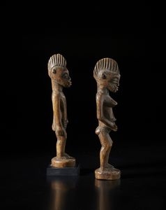 Senufo - Costa d'Avorio/Mali : Coppia di sculture antropomorfe. Legno duro a patina chiara.  - Asta Asta 422 | AFRICA, OCEANIA E AMERICHE - ARTIGIANATO AFRICANO: VARI COMMITTENTI E SELEZIONE DALLA COLLEZIONE BARTOLOMUCCI Online - Associazione Nazionale - Case d'Asta italiane