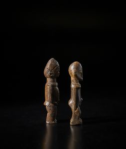 Lobi - Burkina Faso : Lotto composto da due sculture Bateba di diversa dimensione e qualit� d'intaglio. Legno duro a patine differenti.  - Asta Asta 422 | AFRICA, OCEANIA E AMERICHE - ARTIGIANATO AFRICANO: VARI COMMITTENTI E SELEZIONE DALLA COLLEZIONE BARTOLOMUCCI Online - Associazione Nazionale - Case d'Asta italiane