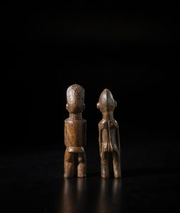 Lobi - Burkina Faso : Lotto composto da due sculture Bateba di diversa dimensione e qualit� d'intaglio. Legno duro a patine differenti.  - Asta Asta 422 | AFRICA, OCEANIA E AMERICHE - ARTIGIANATO AFRICANO: VARI COMMITTENTI E SELEZIONE DALLA COLLEZIONE BARTOLOMUCCI Online - Associazione Nazionale - Case d'Asta italiane