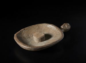 Igbo - Nigeria : Piatto per il taglio della noce di cola con manico a forma di testa antropomorfa. Legno duro a patina marrone.  - Asta Asta 422 | AFRICA, OCEANIA E AMERICHE - ARTIGIANATO AFRICANO: VARI COMMITTENTI E SELEZIONE DALLA COLLEZIONE BARTOLOMUCCI Online - Associazione Nazionale - Case d'Asta italiane