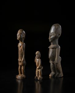 Lobi - Burkina Faso : Lotto composto da 3 sculture Bateba di i varia dimensione e qualit� d'intaglio. Legno a patina scura.  - Asta Asta 422 | AFRICA, OCEANIA E AMERICHE - ARTIGIANATO AFRICANO: VARI COMMITTENTI E SELEZIONE DALLA COLLEZIONE BARTOLOMUCCI Online - Associazione Nazionale - Case d'Asta italiane