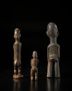 Lobi - Burkina Faso : Lotto composto da 3 sculture Bateba di i varia dimensione e qualit� d'intaglio. Legno a patina scura.  - Asta Asta 422 | AFRICA, OCEANIA E AMERICHE - ARTIGIANATO AFRICANO: VARI COMMITTENTI E SELEZIONE DALLA COLLEZIONE BARTOLOMUCCI Online - Associazione Nazionale - Case d'Asta italiane