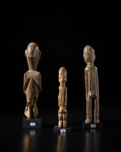 Lobi - Burkina Faso : Lotto composto da tre sculture Bateba di differente dimensione e qualit d'intaglio.  - Asta Asta 422 | AFRICA, OCEANIA E AMERICHE - ARTIGIANATO AFRICANO: VARI COMMITTENTI E SELEZIONE DALLA COLLEZIONE BARTOLOMUCCI Online - Associazione Nazionale - Case d'Asta italiane