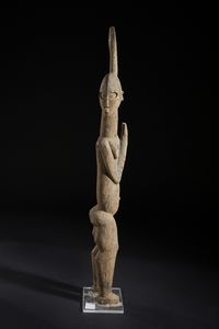 Lobi - Burkina Faso : Grande scultura antropomorfa Bateba con braccio alzato. Legno duro a patina chiara crostosa.  - Asta Asta 422 | AFRICA, OCEANIA E AMERICHE - ARTIGIANATO AFRICANO: VARI COMMITTENTI E SELEZIONE DALLA COLLEZIONE BARTOLOMUCCI Online - Associazione Nazionale - Case d'Asta italiane