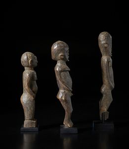 Lobi - Burkina Faso : Lotto composto da tre sculture Bateba di diverse dimensioni e qualit� d'intaglio.Legno duro con differenti patine.  - Asta Asta 422 | AFRICA, OCEANIA E AMERICHE - ARTIGIANATO AFRICANO: VARI COMMITTENTI E SELEZIONE DALLA COLLEZIONE BARTOLOMUCCI Online - Associazione Nazionale - Case d'Asta italiane