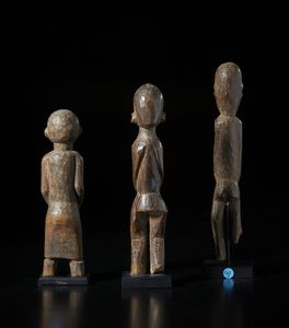 Lobi - Burkina Faso : Lotto composto da tre sculture Bateba di diverse dimensioni e qualit� d'intaglio.Legno duro con differenti patine.  - Asta Asta 422 | AFRICA, OCEANIA E AMERICHE - ARTIGIANATO AFRICANO: VARI COMMITTENTI E SELEZIONE DALLA COLLEZIONE BARTOLOMUCCI Online - Associazione Nazionale - Case d'Asta italiane
