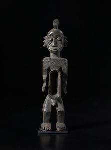 Koro - Nigeria - Scultura-reliquiario  antropomorfa con grande cavit addominale.Legno duro a patina scura crostosa.