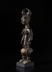 Atti� - Costa d'Avorio : Scultura antropomorfa. Legno duro a patina scura, tessuto e perline.  - Asta Asta 422 | AFRICA, OCEANIA E AMERICHE - ARTIGIANATO AFRICANO: VARI COMMITTENTI E SELEZIONE DALLA COLLEZIONE BARTOLOMUCCI Online - Associazione Nazionale - Case d'Asta italiane