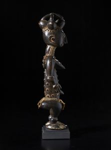 Atti� - Costa d'Avorio : Scultura antropomorfa. Legno duro a patina scura, tessuto e perline.  - Asta Asta 422 | AFRICA, OCEANIA E AMERICHE - ARTIGIANATO AFRICANO: VARI COMMITTENTI E SELEZIONE DALLA COLLEZIONE BARTOLOMUCCI Online - Associazione Nazionale - Case d'Asta italiane