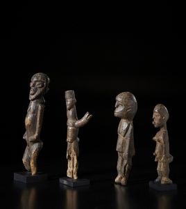 Lobi - Burkina Faso : Lotto composto da quattro sculture Bateba di differente dimensione e qualit� d'intaglio. Legno duro con differenti patine.  - Asta Asta 422 | AFRICA, OCEANIA E AMERICHE - ARTIGIANATO AFRICANO: VARI COMMITTENTI E SELEZIONE DALLA COLLEZIONE BARTOLOMUCCI Online - Associazione Nazionale - Case d'Asta italiane