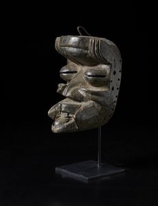 Guer�/ We - Liberia : Maschera antropozoomorfa con occhi a nacchera. Legno duro a patina scura e metallo.  - Asta Asta 422 | AFRICA, OCEANIA E AMERICHE - ARTIGIANATO AFRICANO: VARI COMMITTENTI E SELEZIONE DALLA COLLEZIONE BARTOLOMUCCI Online - Associazione Nazionale - Case d'Asta italiane