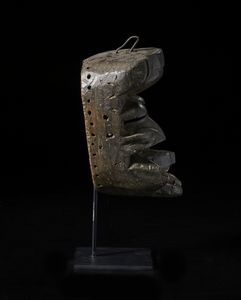 Guer�/ We - Liberia : Maschera antropozoomorfa con occhi a nacchera. Legno duro a patina scura e metallo.  - Asta Asta 422 | AFRICA, OCEANIA E AMERICHE - ARTIGIANATO AFRICANO: VARI COMMITTENTI E SELEZIONE DALLA COLLEZIONE BARTOLOMUCCI Online - Associazione Nazionale - Case d'Asta italiane