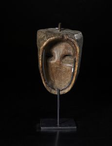 Guer�/ We - Liberia : Maschera antropozoomorfa con occhi a nacchera. Legno duro a patina scura e metallo.  - Asta Asta 422 | AFRICA, OCEANIA E AMERICHE - ARTIGIANATO AFRICANO: VARI COMMITTENTI E SELEZIONE DALLA COLLEZIONE BARTOLOMUCCI Online - Associazione Nazionale - Case d'Asta italiane
