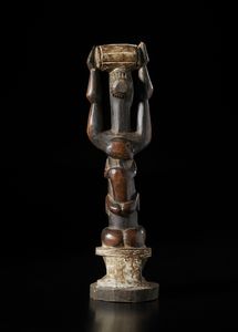 Atti� - Costa d'Avorio : Scultura antropomorfa di figura femminile seduta con bambino sulla schiena.Legno a patina scura, caolino e pigmenti.  - Asta Asta 422 | AFRICA, OCEANIA E AMERICHE - ARTIGIANATO AFRICANO: VARI COMMITTENTI E SELEZIONE DALLA COLLEZIONE BARTOLOMUCCI Online - Associazione Nazionale - Case d'Asta italiane