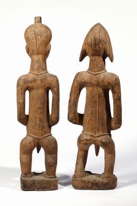 Baule - Costa d'Avorio : Lotto composto da due sculture antropomorfe in stile Baule  e Fang. Legno a patina bruna chiara, borchie metalliche, tessuto e conchiglia.  - Asta Asta 422 | AFRICA, OCEANIA E AMERICHE - ARTIGIANATO AFRICANO: VARI COMMITTENTI E SELEZIONE DALLA COLLEZIONE BARTOLOMUCCI Online - Associazione Nazionale - Case d'Asta italiane