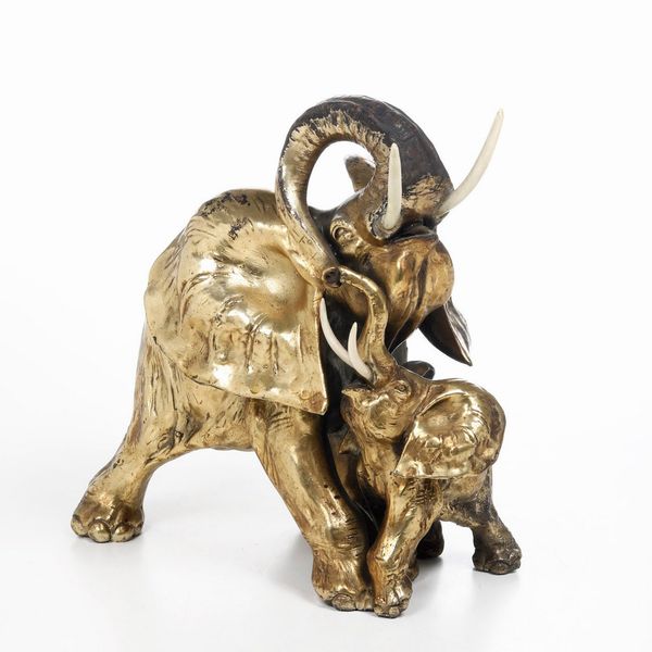Scultura con elefante ed elefantino.<BR>Napoli, Giuseppe Granello per la Manifattura Cacciapuoti, anni ‘20 del Novecento.  - Asta Maioliche e Porcellane - Associazione Nazionale - Case d'Asta italiane