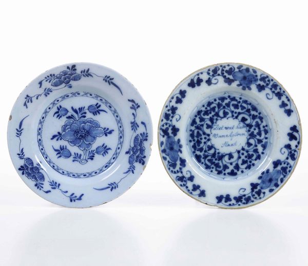 Due piatti.<BR>Olanda, Manifattura di Delft, XVIII secolo.  - Asta Maioliche e Porcellane - Associazione Nazionale - Case d'Asta italiane