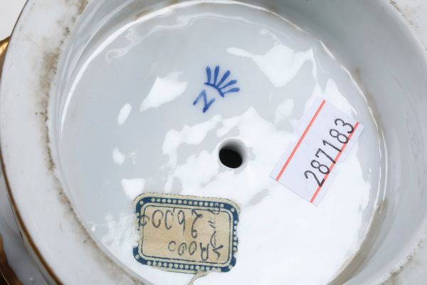 Figura di Venere, XIX secolo.<BR>Germania, Manifattura di Rudolstdt, prima metà del XX secolo.  - Asta Maioliche e Porcellane - Associazione Nazionale - Case d'Asta italiane