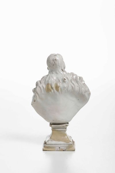 Piccolo busto su piedistallo. <BR>XVIII secolo.  - Asta Maioliche e Porcellane - Associazione Nazionale - Case d'Asta italiane