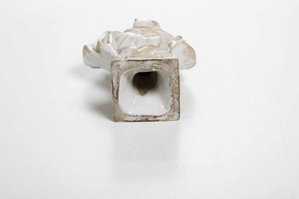 Piccolo busto su piedistallo. <BR>XVIII secolo.  - Asta Maioliche e Porcellane - Associazione Nazionale - Case d'Asta italiane