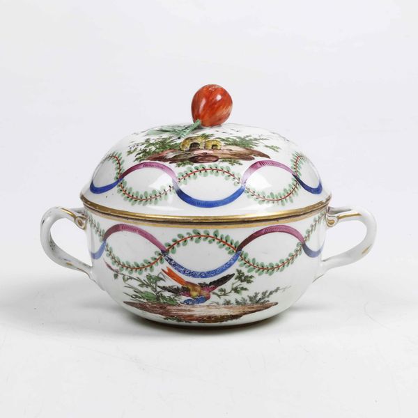 Tazza da brodo con coperchio.<BR>Vienna, Manifattura imperiale, terzo quarto del XVIII secolo,<BR>decorazione probabilmente pittore indipendente, XIX secolo.  - Asta Maioliche e Porcellane - Associazione Nazionale - Case d'Asta italiane